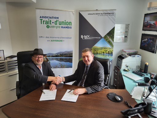 signature du partenariat entre Georges Labreuille président de l'Association Trait d'union Auvergne Handis et Mickaël Bony président de Bony Automobiles