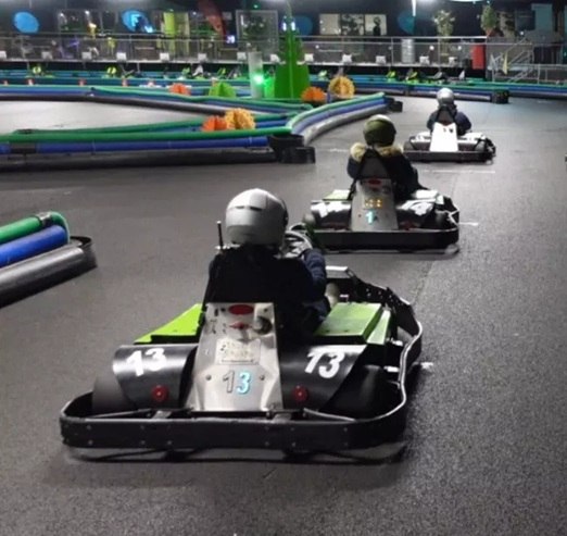 photo de personnes pratiquant du Kart bi place