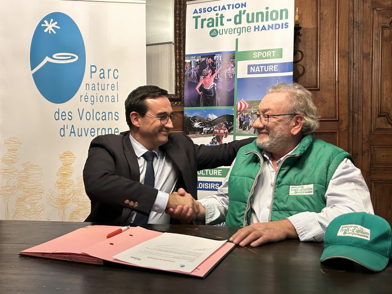 Signature du Partenariat entre le Parc naturel régional des Volcans d'Auvergne et l'Association Trait d'union Auvergne Handis en décembre 2023
