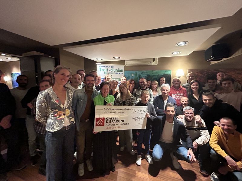 remise d'un chèque par l'équipe du cross de Beaumont en décembre 2024