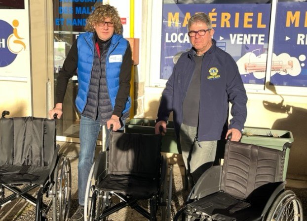 Remise de fauteuils roulants à l'AMH à Aubière 63