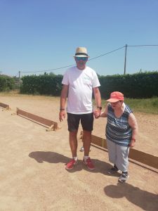 Personne en situation de handicap au tournoi de pétanque organisé par l'Association Trait d'union Auvergne Handis le 16 juin 2022