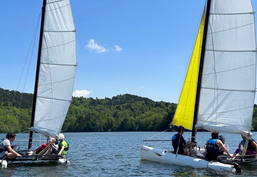 Catamaran sur le lac d'Aydat