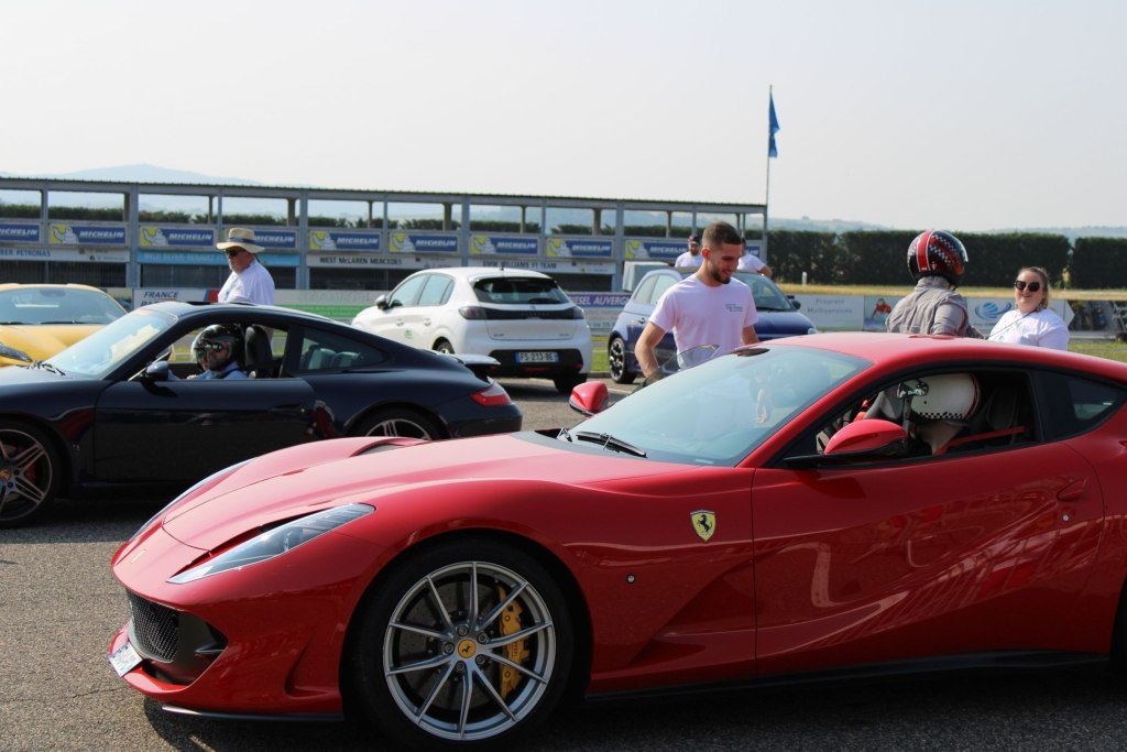 photo Hand'Issimo 2024 avec des personnes en situation de handicap dans des voitures sur le circuit d'Issoire