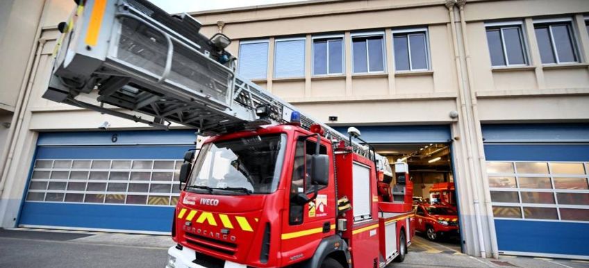 camion des pompiers avec l'échelle qui sort de la caserne