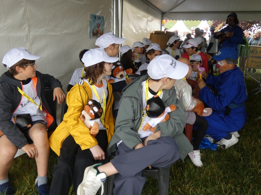 Rêves de Gosses les enfants patientent avant le baptême assis. Un clown fait le spectacle - photo 1