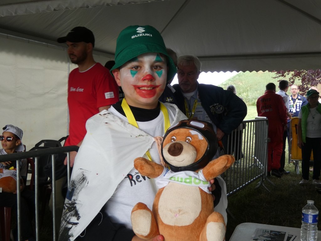 Rêves de Gosses un enfant maquillé en clown. Dans ses bras la mascotte en peluche - photo 2