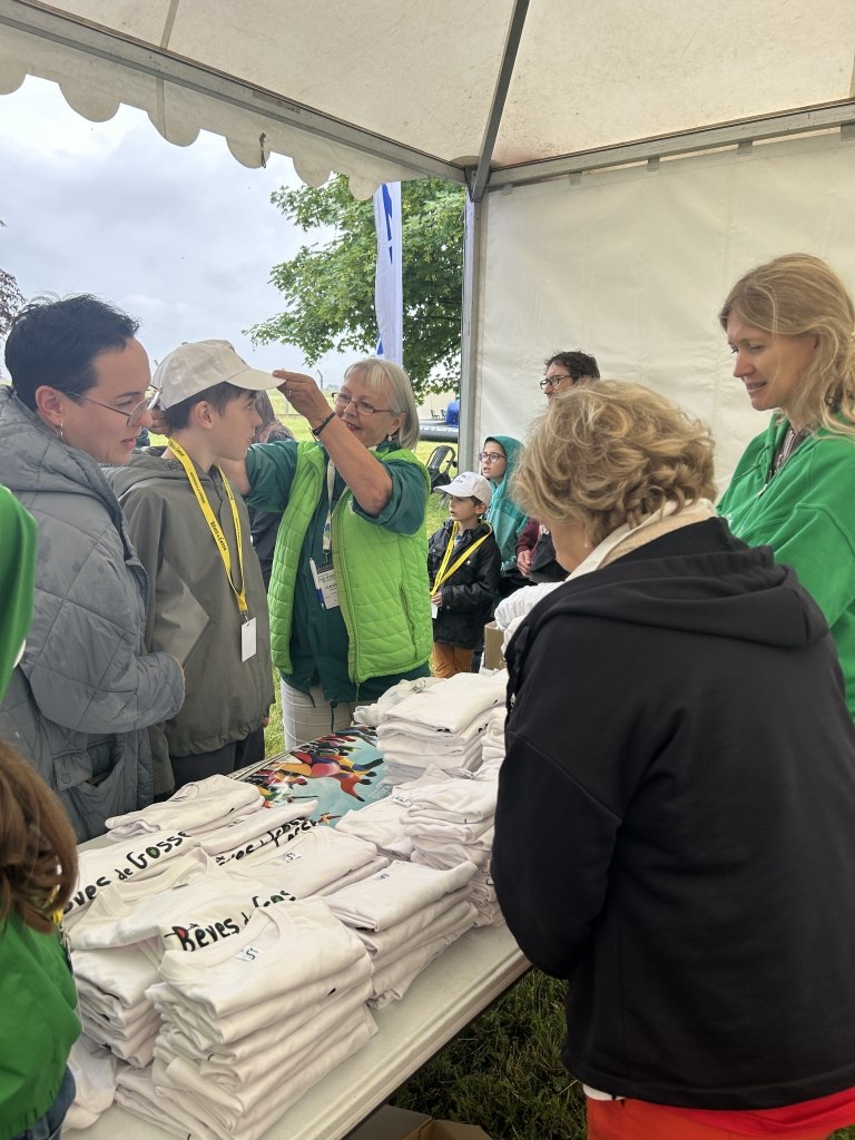 Rêves de Gosses les bénévoles ATUAH remettent les T-shirt