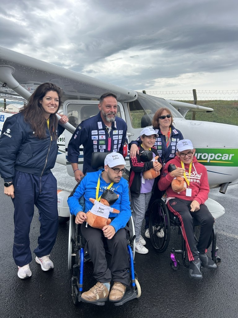 Rêve de Gosse baptême photo 3 Enfants et pilotes devant l'avion