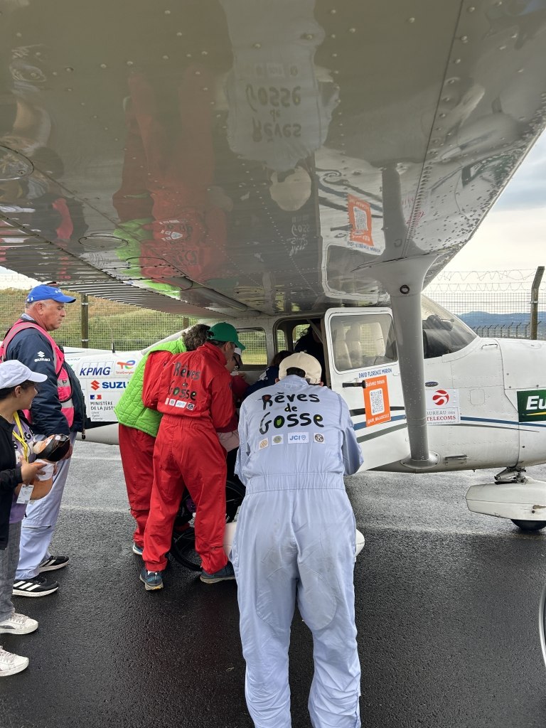 Rêve de Gosse baptême photo 4 les bénévoles aident les enfants à monter dans l'avion