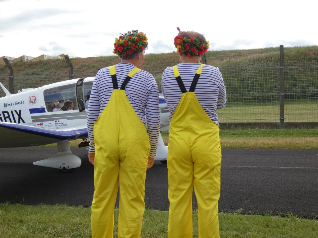 Rêves de Gosses 2 clowns de dos regardent les avions - photo 3