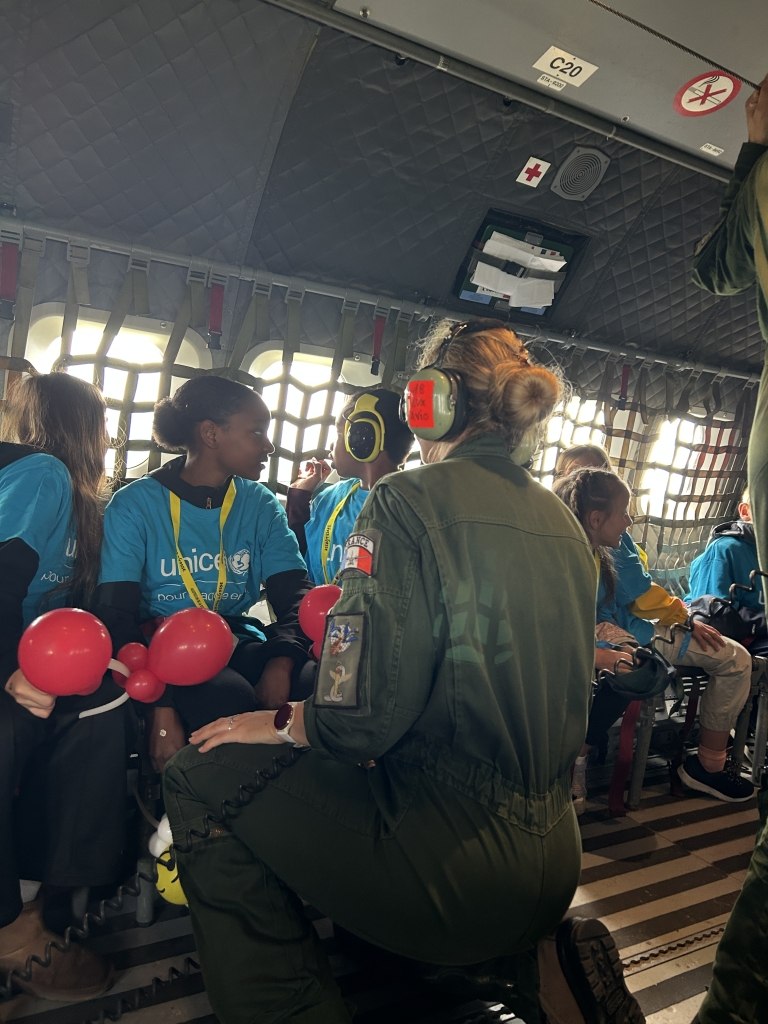 Rêves de Gosses un pilote auprès des enfants dans l'avion Casa