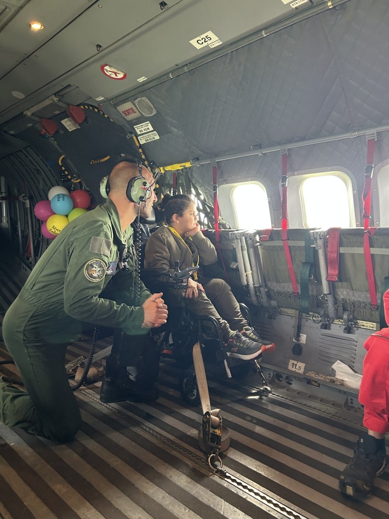 Rêves de Gosses un pilote auprès d'un enfant dans l'avion Casa
