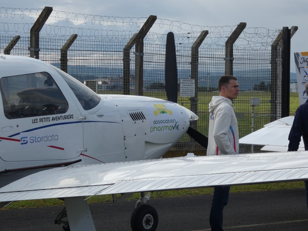 Rêves de Gosses Ludovic Lemoine parrain de l'événement debout devant un avion