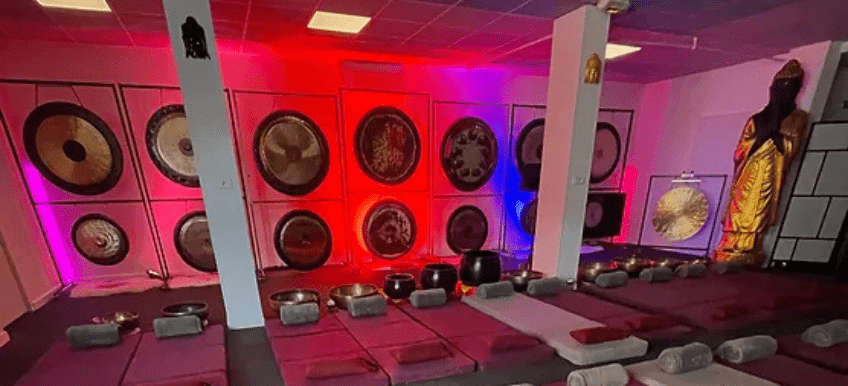 Salle de Gong Bath avec les tapis pour se relaxer