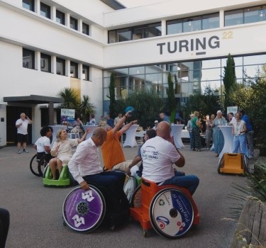 initiation rugby fauteuil les mécènes sont dans des fauteuils playmoovin et jouent.
