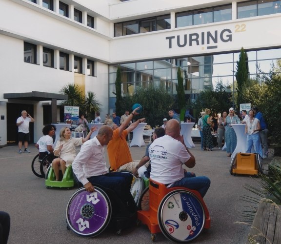 initiation rugby fauteuil les mécènes sont dans des fauteuils playmoovin et jouent.