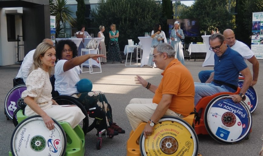 initiation rugby fauteuil les mécènes sont dans des fauteuils playmoovin. Orane explique les règles.