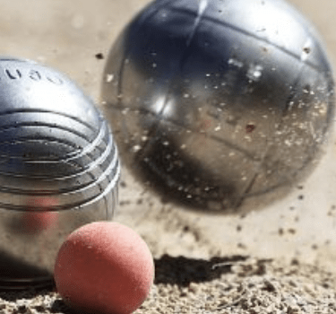 boules de pétanque et un cochonnet
