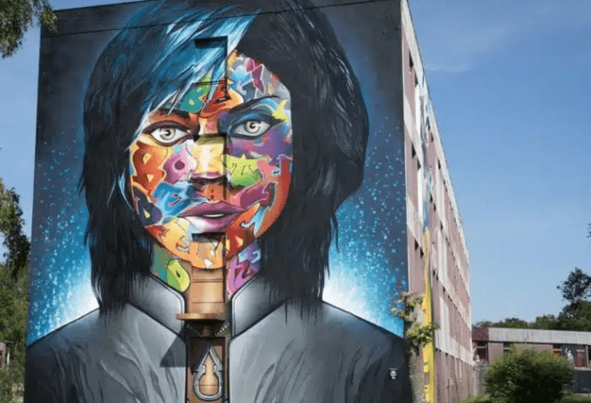 graff coloré d'un visage d'une femme réalisé à Street Art City