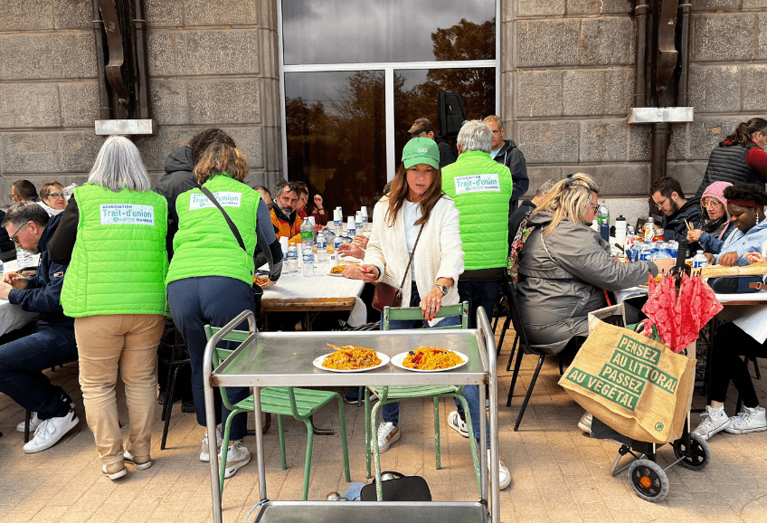 Tournoi de pétanque 2025 distribution du repas