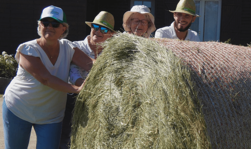 le 29 septembre 2025 l'Association Trait d'union Auvergne Handis a réuni ses membres pour un moment convivial. 4 bénévoles souriants pendant une activité physique.