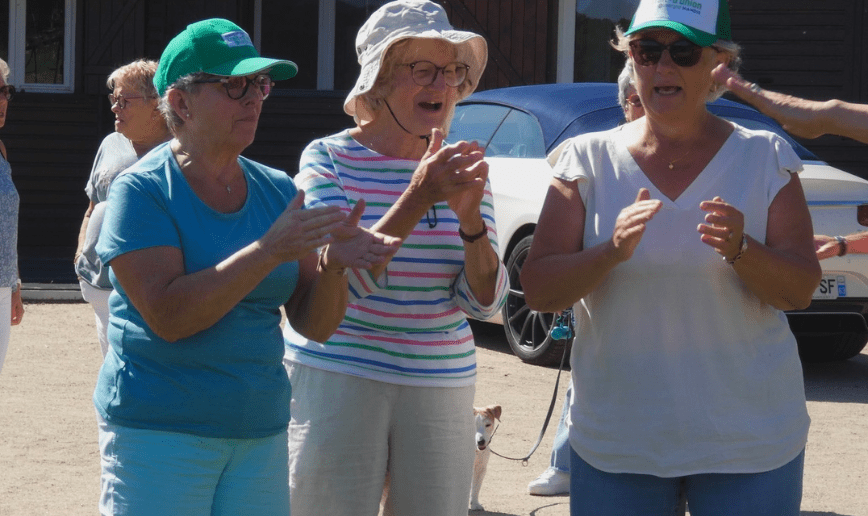 le 29 septembre 2025 l'Association Trait d'union Auvergne Handis a réuni ses membres pour un moment convivial. 3 bénévoles souriantes en pleine discussion.