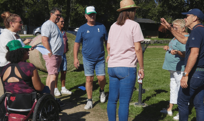 le 29 septembre 2025 l'Association Trait d'union Auvergne Handis a réuni ses membres pour un moment convivial. Les bénévoles forment les équipes pour les olympiades.