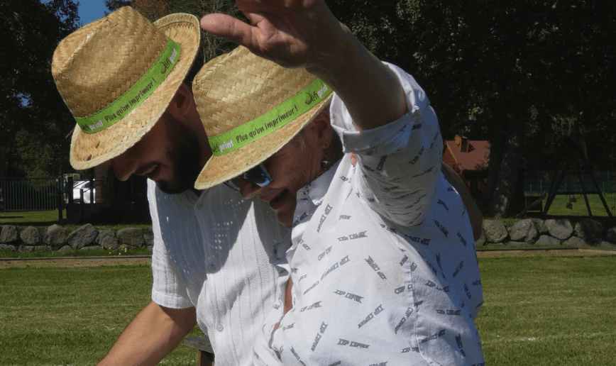 le 29 septembre 2025 l'Association Trait d'union Auvergne Handis a réuni ses membres pour un moment convivial. 2 bénévoles souriants.