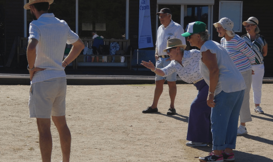 le 29 septembre 2025 l'Association Trait d'union Auvergne Handis a réuni ses membres pour un moment convivial. 6 bénévoles souriants jouant au Mölkky.