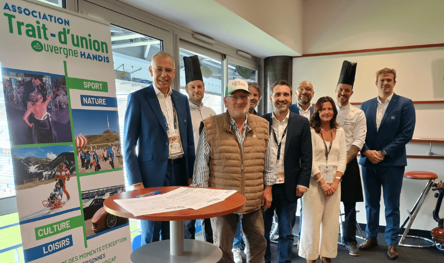 octobre 2025 ASMCA ATUAH photo de groupe lors de la signature.