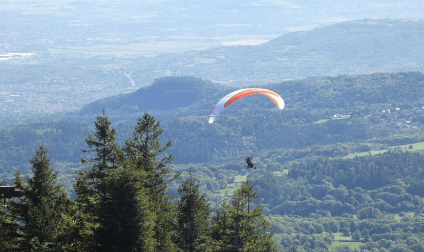 Journée parapente au sommet du Puy-de-Dôme envol avec la forêt en vue