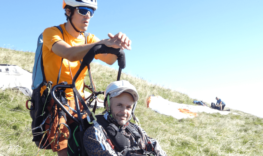 Puy-de-Dôme, Journée parapente attente de décollage pour le pilote et la personne en fauteuil