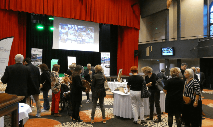 Vente aux enchères ATUAH des personnes regardent les lots