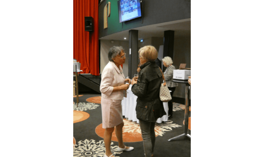 Vente aux enchères ATUAH deux femmes discutent