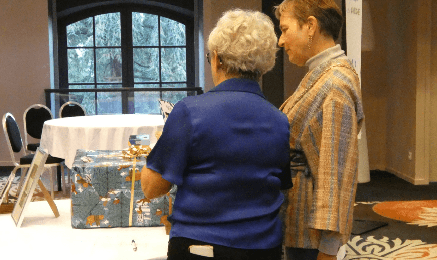 Vente aux enchères ATUAH deux personnes regardent un lot