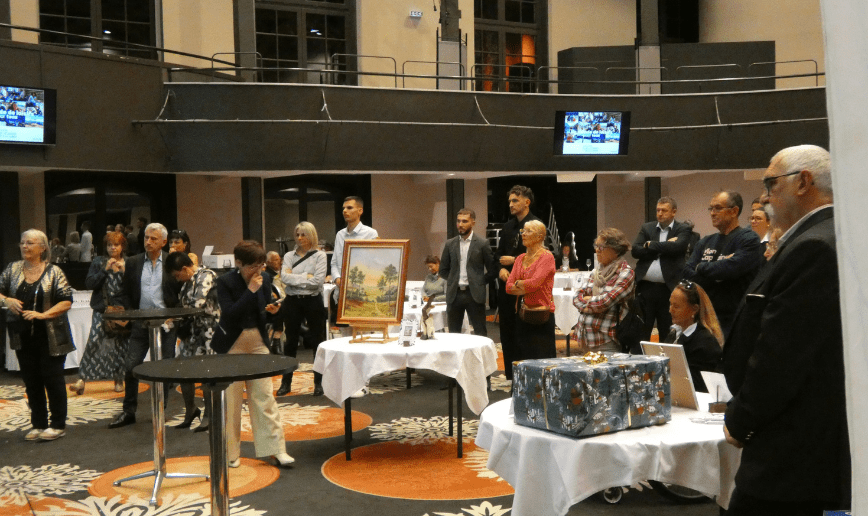 Vente aux enchères ATUAH photo de la salle où se déroule la vente