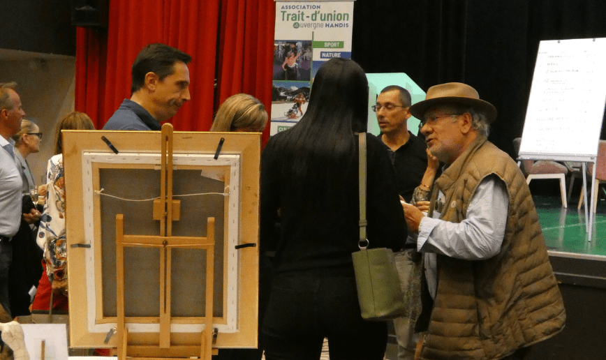 Vente aux enchères ATUAH - discussion d'un groupe de personnes