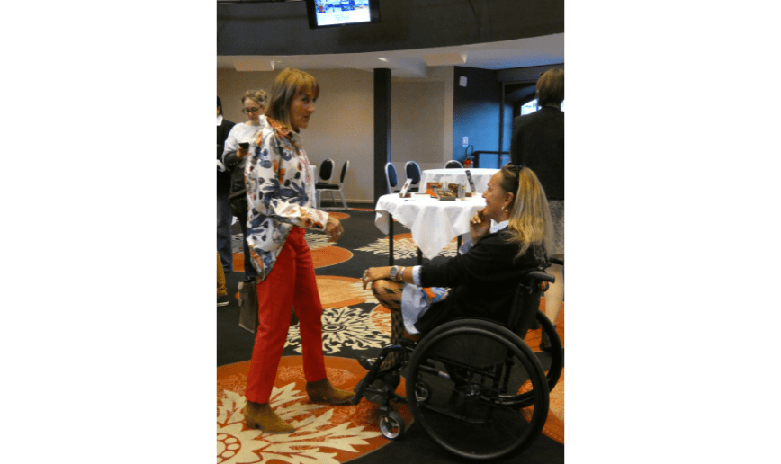 Vente aux enchères ATUAH deux femmes souriantes