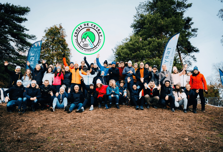 photo d'équipe de l'édition 2025 du cross de Ceyrat. Les personnes sourient et lèvent les bras