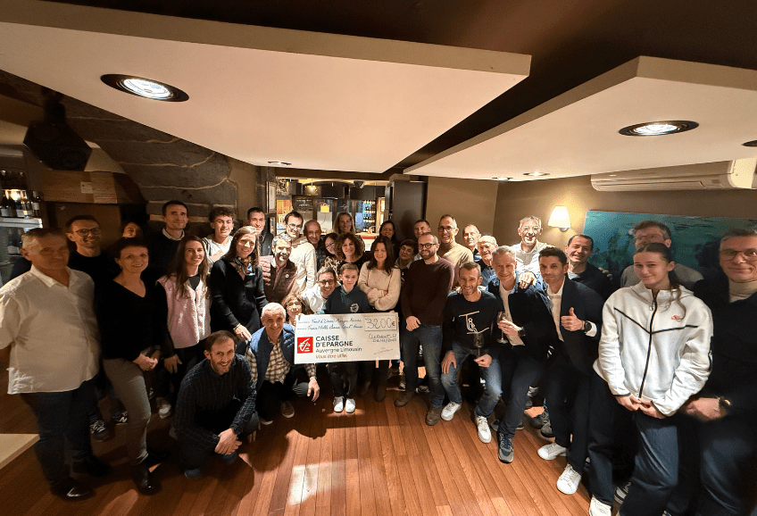 Photo de groupe lors de la remise de chèque à l'association Trait d'union Auvergne Handis
