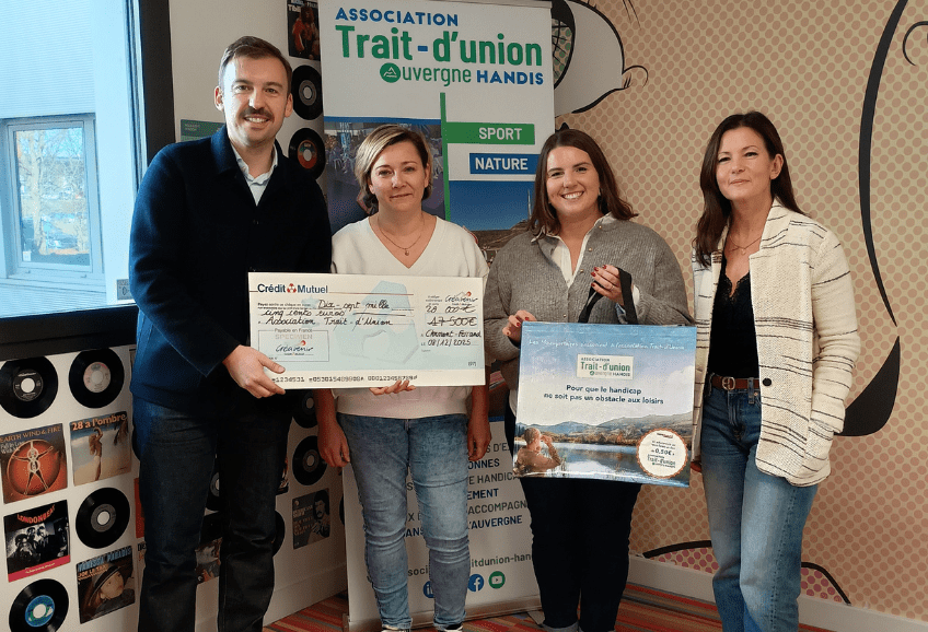 Sacs Intermaché au profit de l'ATUAH remise de chèque.