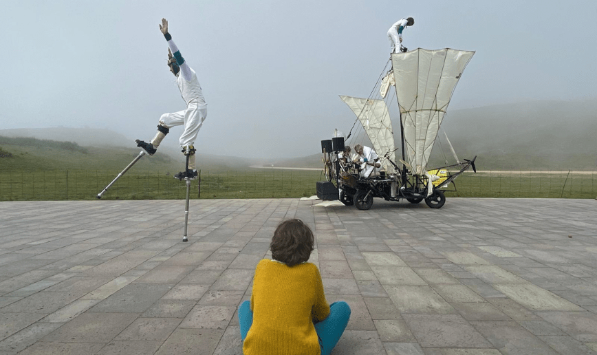 Handidôme- un moment suspendu avec un véhicule imaginaire dans la brume du sommet