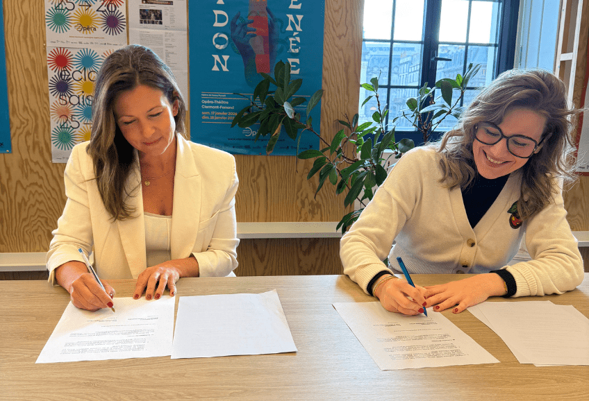 convention Clermont Auvergne Opéra en mars 2026 Ève Coquart, directrice générale et artistique, à droite sur la photo et Marie Guieze directrice régionale de l’association
