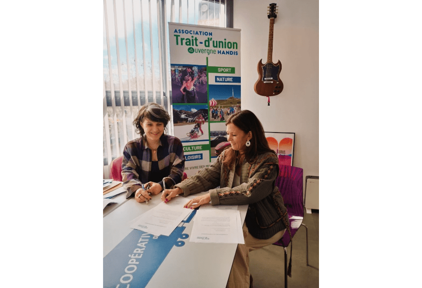 Sarah Schmitt, Directrice de la Coopérative de Mai, à gauche sur la photo et Marie Guieze directrice régionale de l’association ATUAH