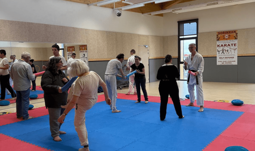 Découverte de para karaté adapté. Des personnes s'initient sur le tatami