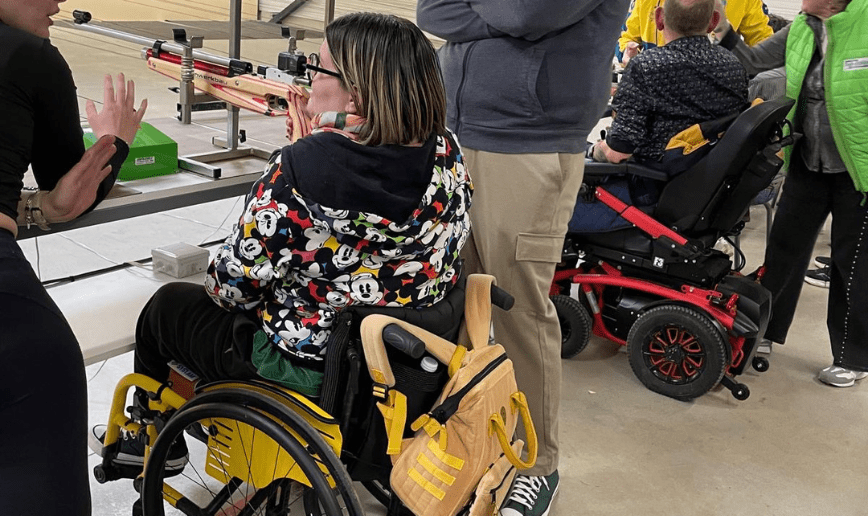 Une femme en fauteuil roulant manuel s'initie au paratir