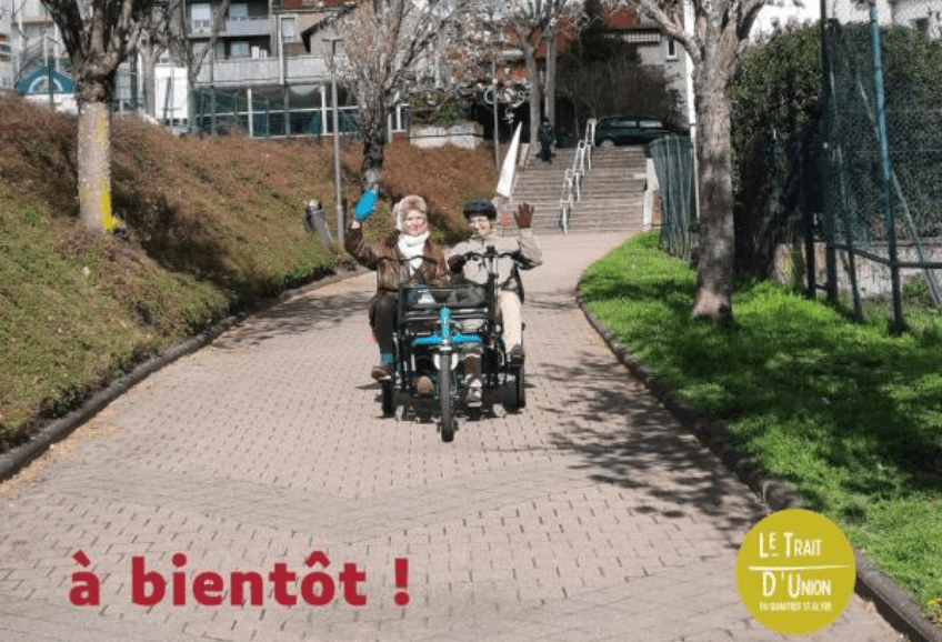 Photos de deux femmes côte à côte sur un tricycle - événement de l'association Trait d'union Saint-Alyre devenez pilote de tricycle