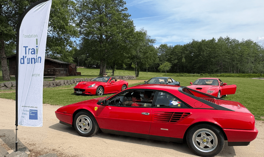 Ferrari stationnée dans le chemin de terre menant au Lac de La Landie.