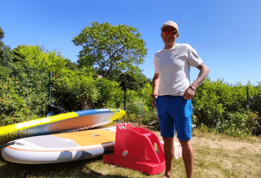 Christophe de PlayMoovin' debout devant les paddle.